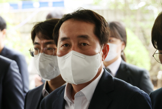 강래구 전 한국수자원공사 감사위원이 지난달 21일 서울중앙지법에서 열린 구속영장 실질심사에 참석하고 있다. 뉴시스