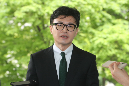 한동훈 법무부 장관이 지난달 25일 서울 종로구 정부서울청사 별관에서 열린 제60회 법의날 기념식에 참석하기 전 취재진의 질문에 답하고 있다. 뉴시스