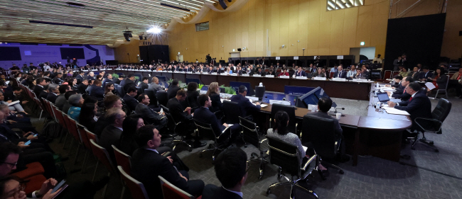 제56차 아시아개발은행(ADB) 연차총회 사흘째인 4일 오전 인천 연수구 송도컨벤시아에서 진행된 비즈니스 세션에서 68개 회원국 대표들이 관련 의제를 토론하고 있다.  연합뉴스