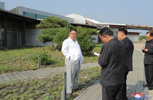 지난 2019년 10월 23일 북한 조선중앙통신은 김정은 국무위원장이 금강산관광지구를 현지지도 하면서 금강산에 설치된 남측 시설 철거를 지시했다고 보도했다. 사진은 김 위원장이 금강산관광지구를 둘러보는 모습. 조선중앙통신 연합뉴스