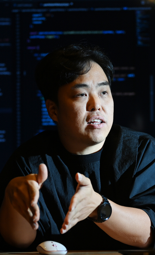 이용훈 드제이 대표가 3일 서울 마포구 사옥에서 내년 7월 출시 예정인 장애인과 자원봉사자(활동지원사) 연계 애플리케이션에 대해 설명하고 있다. 윤성호 기자