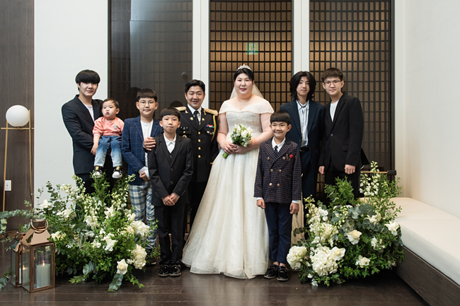 5일 육군호텔(ROKAUS)에서 열린 모범장병 합동결혼식에서 최창규 상사와 임희정 씨 가족이 기념사진을 촬영하고 있다. 육군 제공. 연합뉴스