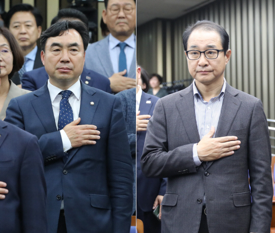 지난 3일 오후 서울 여의도 국회에서 열린 더불어민주당 의원총회에서 2021년 전당대회 돈 봉투 의혹과 관련해 자진 탈당 의사를 밝힌 윤관석(왼쪽), 이성만 의원이 참석해 국민의례를 하고 있다. 뉴시스