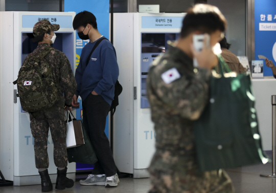 지난해 10월 25일 서울 용산구 서울역에서 군인들이 이동하고 있다. 뉴시스