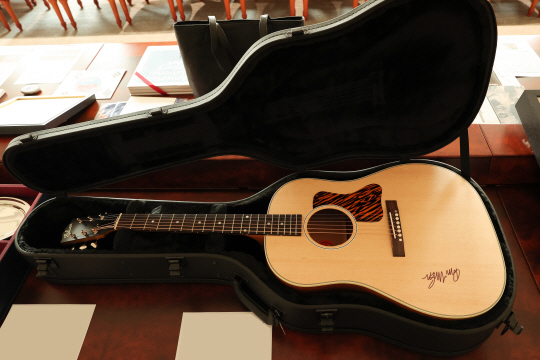 지난달 미국을 국빈 방문한 윤석열 대통령 부부가 바이든 대통령 내외 등으로부터 받은 선물을 대통령실이 6일 공개했다. 사진은 지난달 26일(현지시간) 국빈만찬시 바이든 대통령이 선물한 돈 맥클린 친필 서명 기타. 대통령실 제공