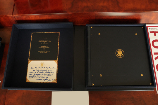 사진은 지난달 27일(현지시간) 영빈관인 블레어하우스에서 바이든 대통령이 선물한 국빈방문 기념 사진첩. 대통령실 제공