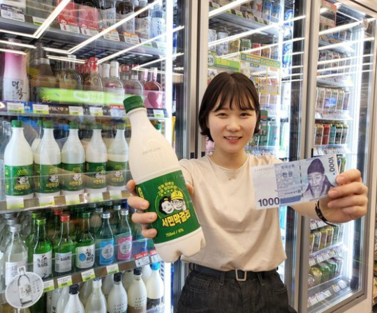 편의점 CU가 출시한 1000원 짜리 ‘서민 막걸리’를 모델이 소개하고 있다. BGF리테일 제공