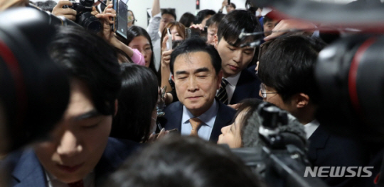 태영호 국민의힘 최고위원이 3일 오후 서울 여의도 국회에서 기자회견을 열고 ‘녹취 파문’ 등 최근 불거진 논란과 관련해 입장을 밝힌 후 이동하고 있다. 뉴시스