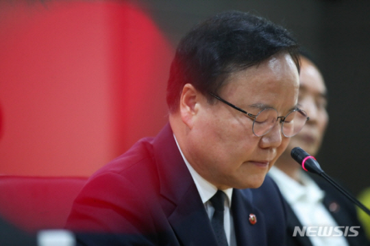 김재원 국민의힘 최고위원이 지난달 20일 오후 제주시 봉개동 제주4·3평화기념관을 찾아 유족들에게 사과하고 있다. 뉴시스