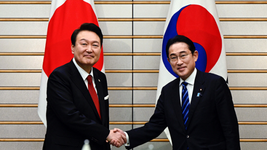 1박2일 일정으로 일본을 방문한 윤석열 대통령이 지난 3월 16일  일본 도쿄 총리 관저에서 기시다 후미오 일본 총리와 악수하고 있다. 연합뉴스