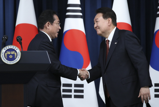 윤석열 대통령과 기시다 후미오 일본 총리가 7일 용산 대통령실 청사에서 한일 정상회담 공동기자회견에서 악수하고 있다. 뉴시스