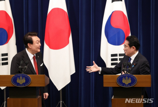 기시다 후미오 일본 총리가 지난 3월 16일 도쿄 총리 관저에서 열린 한일 정상 공동 기자회견을 마친 후 윤석열 대통령에게 악수를 청하고 있다