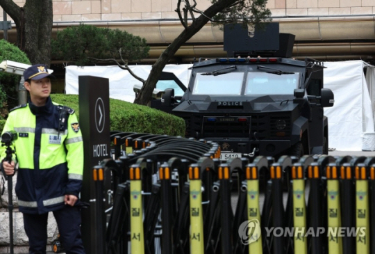 기시다 후미오 일본 총리가 방한하는 7일 오전 기시다 총리의 숙소로 알려진 서울 중구 롯데호텔 앞에 장갑차가 배치돼 있다. 연합뉴스