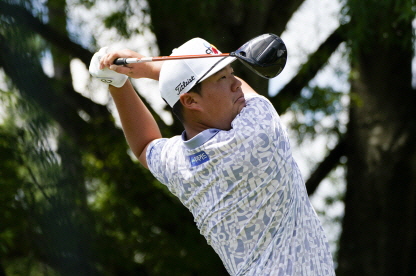 임성재가 7일 오전(한국시간 미국 노스캐롤라이나주 샬럿의 퀘일 할로 클럽에서 열린 PGA투어 웰스파고챔피언십 3라운드 2번 홀에서 티샷을 하고 있다. AP 뉴시스