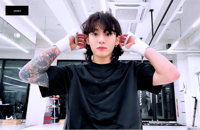 방탄소년단 정국이 라이브 방송으로 팬들과 소통하고 있다.