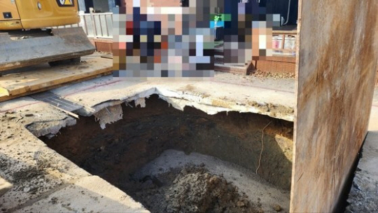 국도변 송유관에서 기름을 훔치려던 일당이 판 땅굴. 대전경찰청 제공