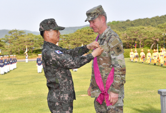 박정환(왼쪽) 육군참모총장이 9일 충남 계룡대에서 제임스 맥콘빌 미 육군참모총장에게 보국훈장 통일장을 수여하고 있다. 육군 제공