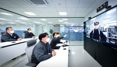 충북 청주 오창 에너지플랜트에 위치한 LG에너지솔루션 FMCC(Factory Monitoring Control Center)에서 직원이 폴란드공장 현지직원에게 원격지원을 하고 있다. LG에너지솔루션 제공