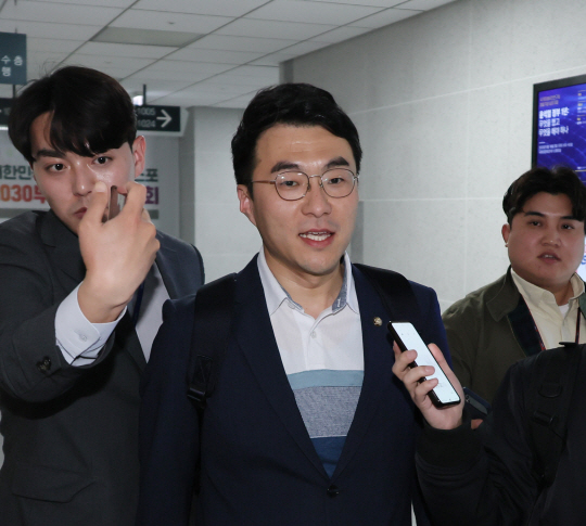 김남국 더불어민주당 의원이 지난 9일 국회 의원회관 의원실을 나서며 취재진의 질문을 받고 있다. 연합뉴스