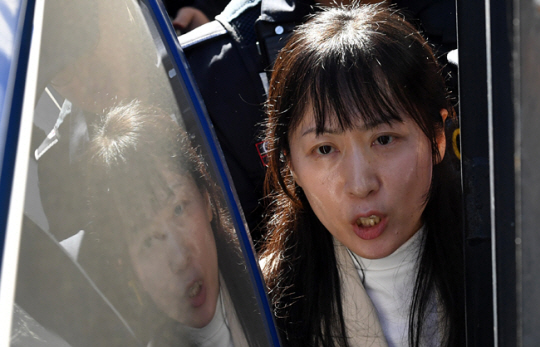 지난 2019년 5월 20일 전남 해남군 광주지법 해남지원에서 재심 첫 공판을 마친 김신혜씨가 1호 형사법정 밖으로 나오고 있다. 뉴시스