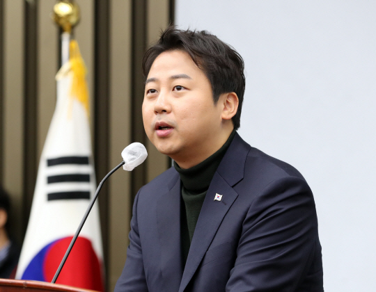 장예찬 국민의힘 청년최고위원이 10일 오전 서울 여의도 국회에서 열린 정책의원총회에서 인사말을 하고 있다. 뉴시스