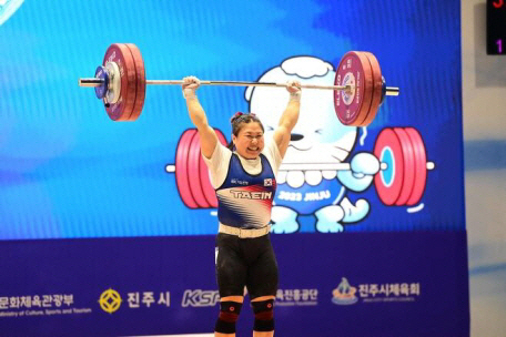 김수현(부산시체육회)이 10일 진주체육관에서 열린 2023 진주아시아역도선수권대회 여자 76㎏급에서 금메달 2개, 은메달 1개를 획득했다. 대한역도연맹 제공