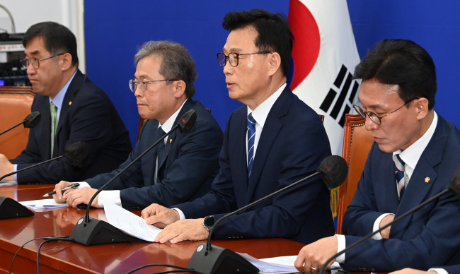 박광온(오른쪽 두 번째) 더불어민주당 원내대표가 11일 오전 국회에서 열린 정책조정회의에서 모두 발언을 하고 있다. 왼쪽부터 맹성규 의원, 송기헌 원내수석부대표, 박 원내대표, 김민석 정책위의장. 곽성호 기자