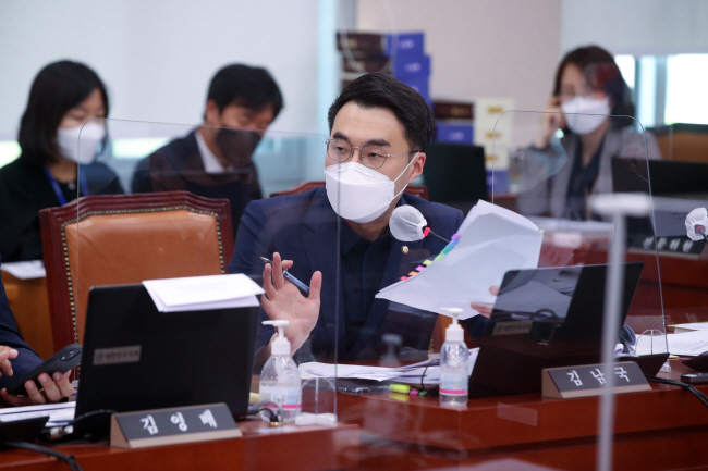 최대 100억 원 이상의 코인 보유 논란에 휩싸인 김남국 더불어민주당 의원이 지난해 5월 9일 국회에서 열린 한동훈 당시 법무부 장관 후보자 인사청문회에서 질의를 하고 있다. 김 의원은 이날 청문회장에서도 코인투자를 한 것으로 드러났다. 뉴시스