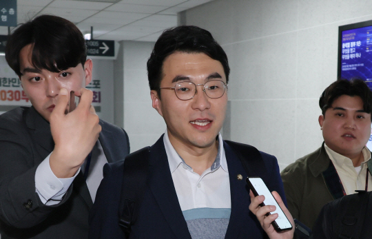 김남국(가운데) 더불어민주당 의원이 지난 9일 국회 의원회관 의원실을 나서며 취재진의 질문을 받고 있다. 연합뉴스