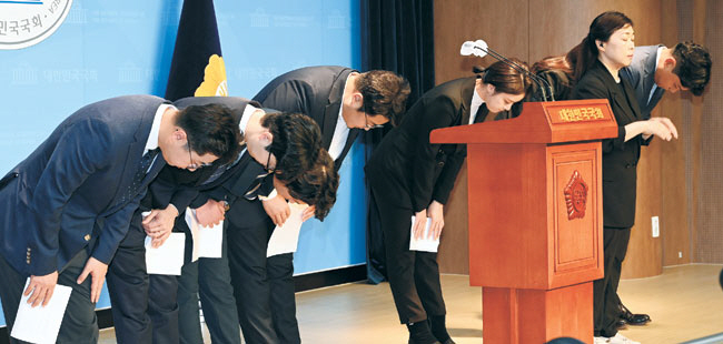 12일 오전 국회 소통관에서 더불어민주당 청년위원회 소속 위원들이 기자회견을 열어 김남국 의원 코인 투자 의혹 규명·조치와 돈 봉투 사건 진상조사단 설치 등을 촉구하면서 국민에게 허리를 숙여 사과하고 있다. 왼쪽부터 이동학 전 최고위원, 권지웅 전 비상대책위원, 신상훈 전 경남도의원, 이인화 전 국토부 장관 보좌관, 정은혜 전 국회의원, 성치훈 전 청와대 행정관. 곽성호 기자