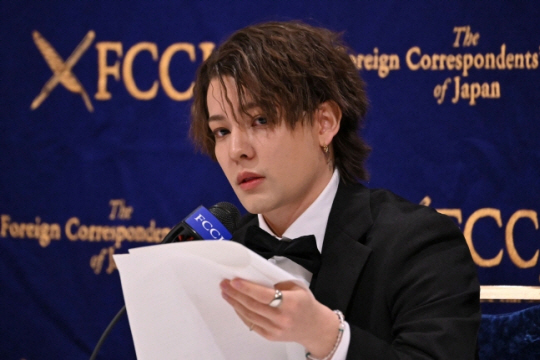 가우안 오카모토가 지난달 12일 기자회견을 통해 쟈니 기타가와 전 사장에게 성학대를 당했다고 주장하고 있다. AFP 연합뉴스