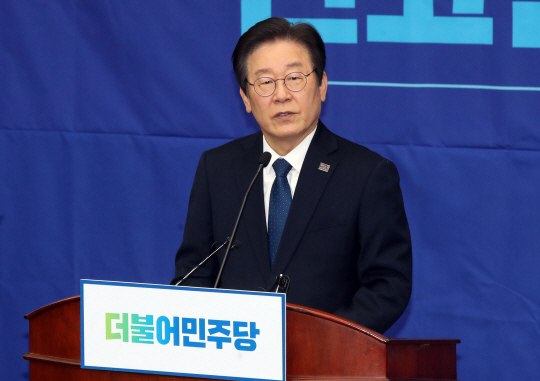이재명 더불어민주당 대표가 14일 오후 서울 여의도 국회에서 열린 의원총회에서 발언하고 있다. 뉴시스