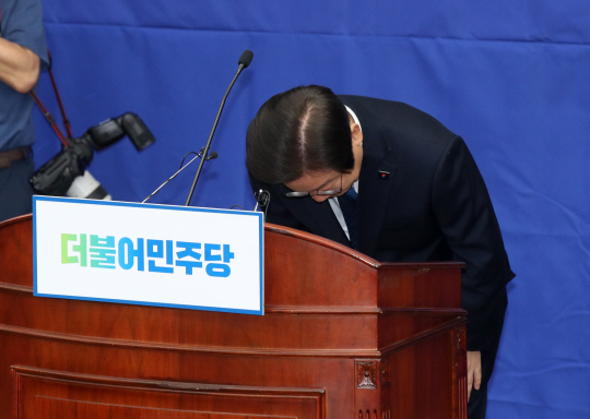 이재명 더불어민주당 대표가 14일 오후 서울 여의도 국회에서 열린 의원총회에서 발언을 마치고 인사하고 있다. 뉴시스