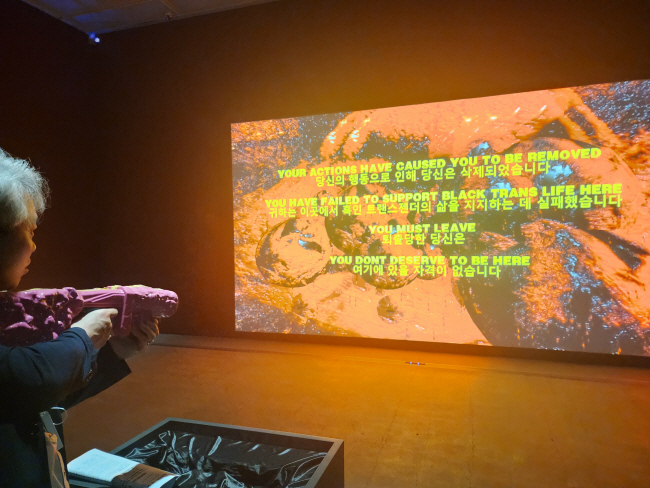 총을 쏘는 게임을 통해 흑인 트랜스젠더 이야기를 풀어내는 비디오설치 작품 ‘젠장, 그 여자 때문에 산다’.