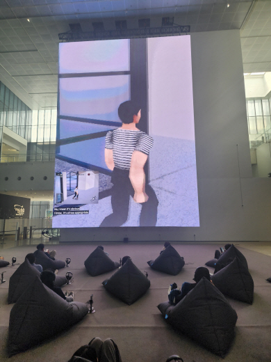 김희천 작가의 영상 설치작 ‘커터3’는 관객들이 빈백소파에 기대어 볼 수 있다.