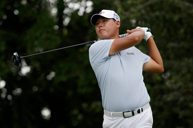 김시우가 15일 오전(한국시간) 미국 텍사스주 매키니의 TPC 크레이그 랜치에서 열린 PGA투어 AT&T 바이런 넬슨 4라운드에서 16번 홀 티샷 후 공의 궤적을 바라보고 있다.  AFP연합뉴스