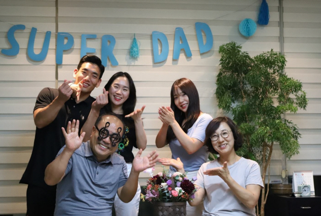 최근 아들 집에서 함께한 남편 생일 파티 사진. 앞줄 왼쪽부터 시계방향으로 남편, 아들, 며느리, 딸, 필자.  필자 제공