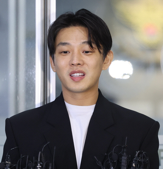 마약류 투약 혐의를 받는 배우 유아인(본명 엄홍식)이 지난 3월 27일 서울 마포구 서울경찰청 마약범죄수사대에서 소환 조사를 마치고 나서며 취재진의 질문에 답하고 있다. 연합뉴스