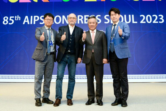 한국체육기자연맹 양종구 회장(맨 왼쪽)이 지아니 멜로 세계체육기자연맹(AIPS) 회장(왼쪽에서 두번째), 이기흥 대한체육회장, 정희돈 AIPS 아시아 회장 등과 기념촬영을 하고 있다. 한국체육기자연맹 제공