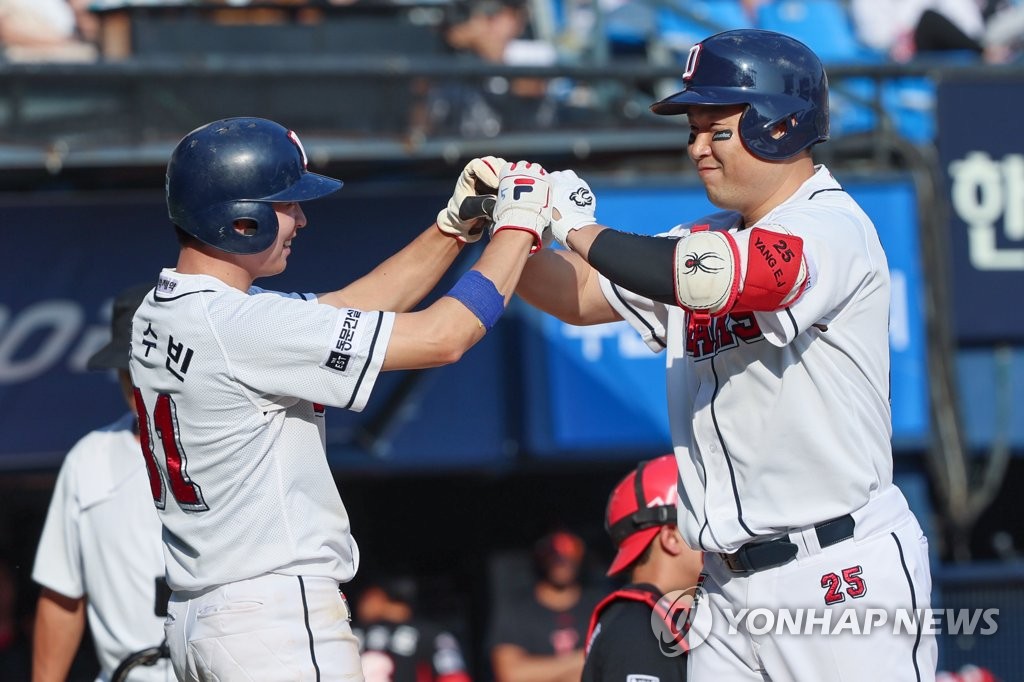 (서울=연합뉴스) 14일 오후 서울 잠실야구장에서 열린 2023 KBO리그 KIA 대 두산 베어스의 경기.8회말 1사 1루 두산 양의지가 2점 홈런을 치고 정수빈과 기쁨을 나누고 있다.2023.5.14