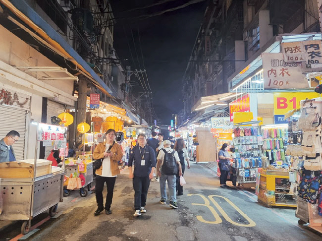 지난 9일 대만 타이베이 한 야시장에서 시민들이 진열된 상품들을 살펴보며 걸어가고 있다. 타이베이=김선영 기자