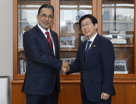 최상대(오른쪽) 기획재정부 2차관이 16일 정부세종청사에서 나세르 알 자스미 오만 재무부 사무총장과 기념촬영을 하고 있다.기재부 제공