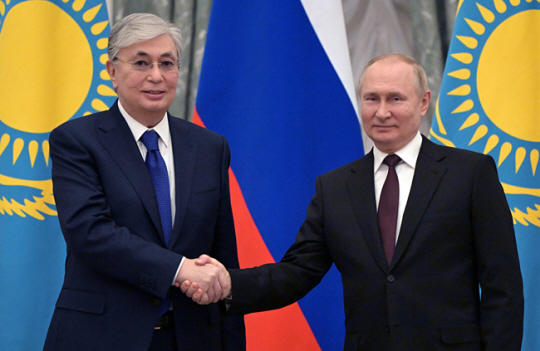 블라디미르 푸틴(오른쪽) 러시아 대통령이 지난해 2월 카심-조마르트 토카예프 카자흐스탄 대통령과 만나 악수를 하고 있다. AP 연합뉴스