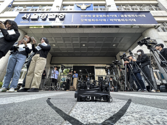 5월 11일 오전 서울 마포구 서울경찰청 반부패공공금융강력마약범죄 수사대 앞에서 취재진들이 대기하고 있다. 배우 유아인(본명 엄홍식)이 예정된 2차 피의자 조사에 출석할 예정이었으나 취재진이 많다는 이유로 경찰에 불출석 통보를 했다. 뉴시스