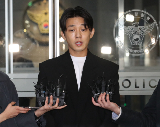 마약 투약 혐의를 받는 배우 유아인(37·본명 엄홍식)이 3월 27일 서울 마포구 서울경찰청 마약범죄수사대에서 마약류 관리법 위반 혐의로 조사를 마친 뒤 취재진의 질문에 답하고 있다. 뉴시스