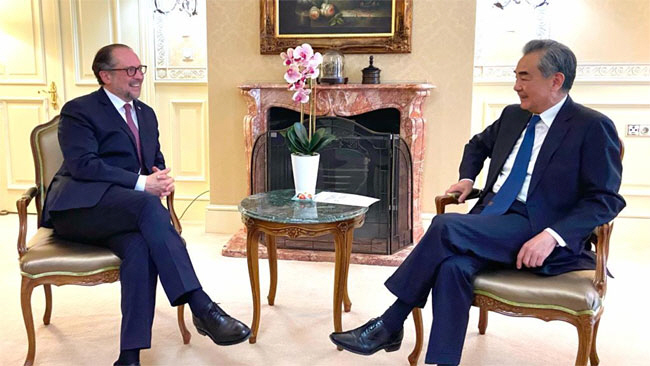 왕이(오른쪽) 중국공산당 중앙정치국 위원 및 중앙외사판공실 주임이 11일 오스트리아 빈에서 알렉산더 샬렌베르크 오스트리아 외교장관과 회담하고 있다.  신화통신