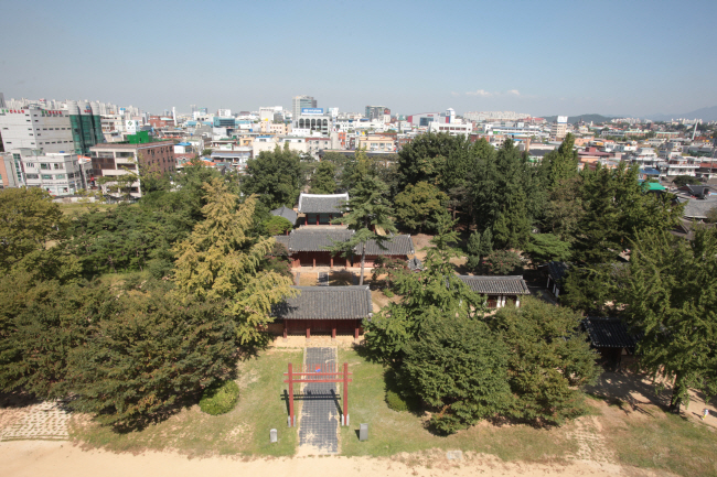 전주 이씨의 시조인 이한과 부인 경주 김씨의 위폐가 모셔진 조경묘(항공사진).