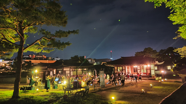 지난 2021년 7월 전주 경기전 야외에서 문화재 야행 행사 일환인 ‘왕과의 산책’ 상설프로그램 공연이 열리고 있다.  전주시청 제공
