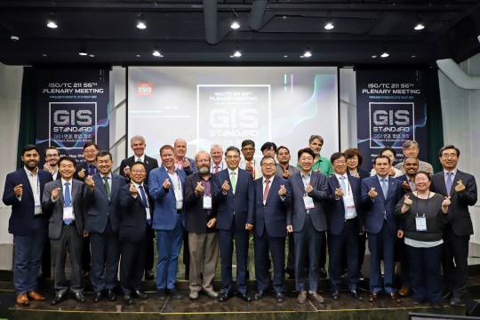 국토교통부와 LX공사는 지난 17일 전주 왕의지밀에서 ‘공간정보 표준포럼’을 개최했다. LX한국국토정보공사 제공