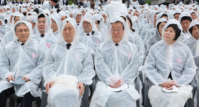 18일 오전 광주 북구 국립5·18민주묘지에서 열린 ‘제43주년 5·18민주화운동 기념식’에 참석한 김기현(오른쪽 세 번째) 국민의힘·이재명(〃두 번째) 더불어민주당·이정미(〃첫 번째) 정의당 대표와 유남석(〃네 번째) 헌법재판소장 등이 행사를 지켜보고 있다. 연합뉴스